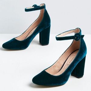 BNWT Chinese Laundry Teal Velvet Ankle Strap Heels